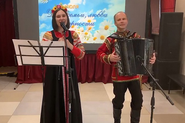 ДК «Коммунарка» провел онлайн-концерт в честь Дня семьи, любви и верности